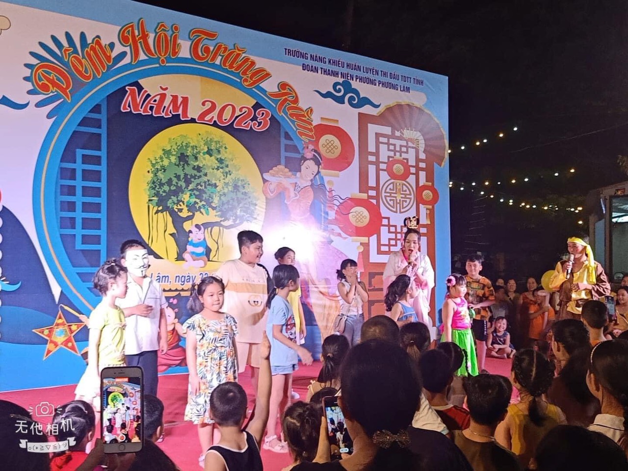 Các em nhỏ giao lưu gặp gỡ, phó cỗ cùng Chị Hằng, Chú Cuội.