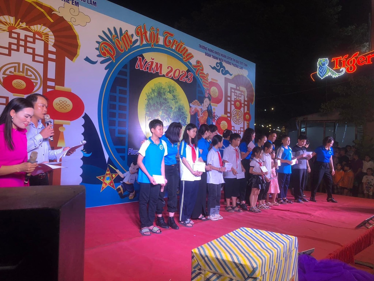 Các bạn nhỏ có thành tích học tập suất săc lên nhận phần thưởng.