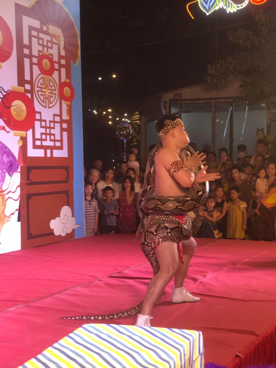 Được xem đoàn nghệ thuật xiếc Trung ương biểu diễn con Trăn có trọng lượng rất nặng.