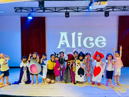 Thiết kế buổi trình diễn thời trang của riêng bạn hoặc chụp ảnh tại Fashion Studio.