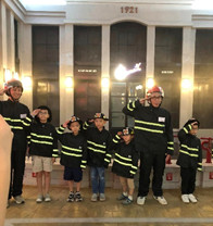 Đóng vai cảnh sát chống tội phạm trên đường phố, đi cứu người và dập tắt đám cháy, hoặc thậm chí một việc đơn giản như mở tài khoản ngân hàng.