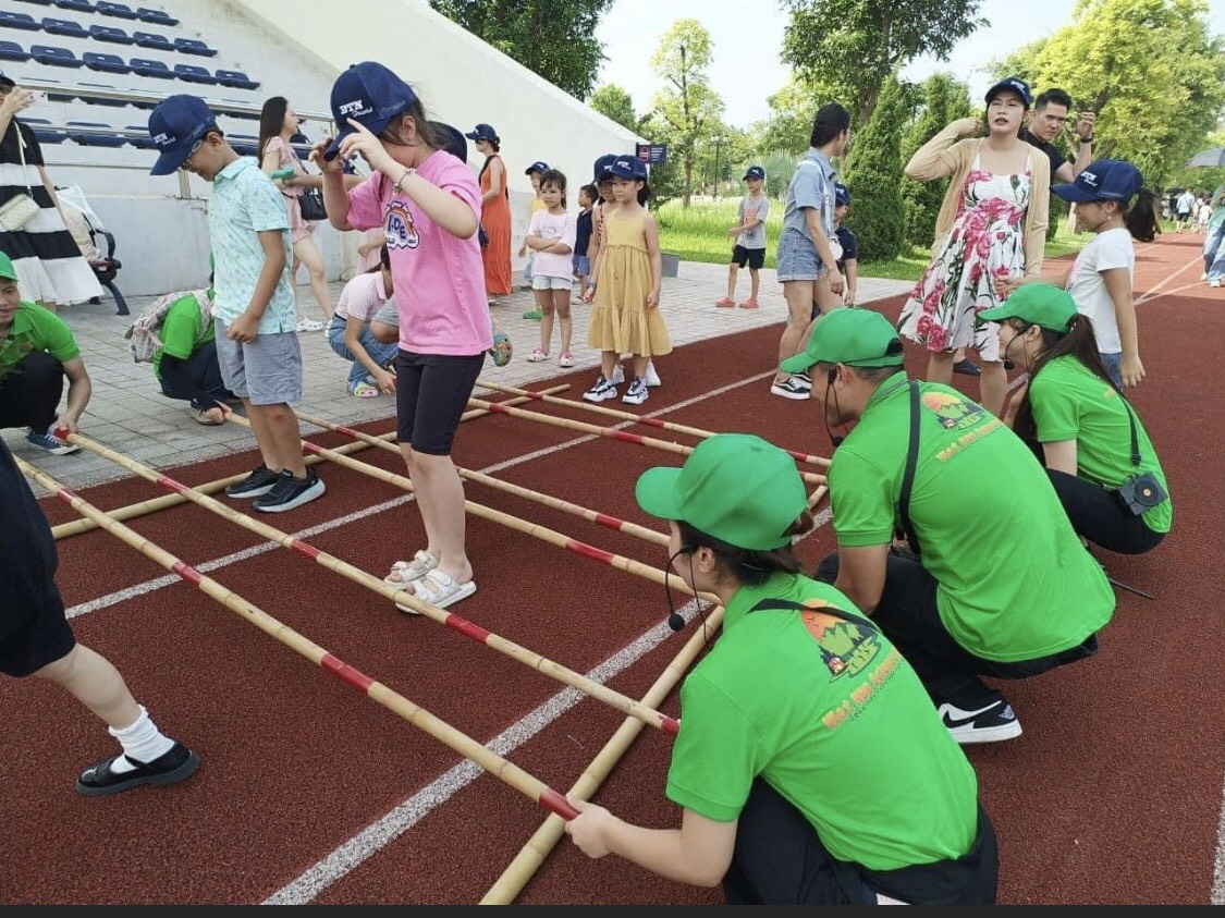 Tìm hiểu các trò chơi truyền thống như nhảy sạp.