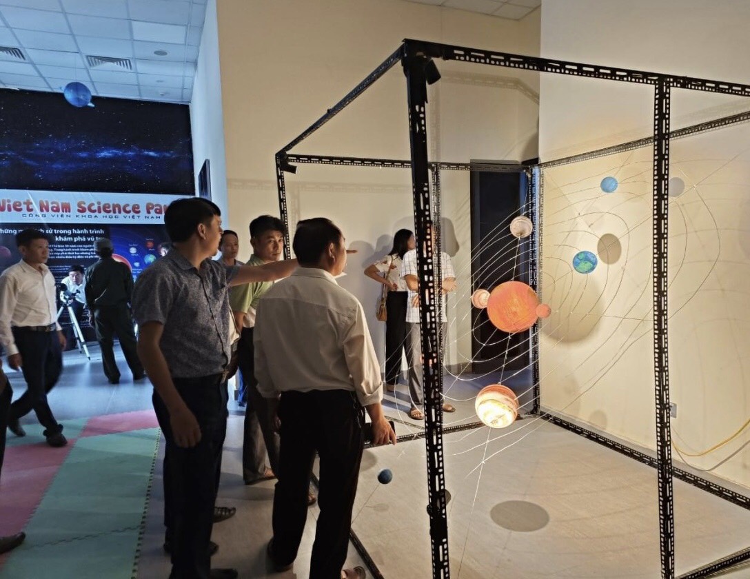 Khoa học vũ trụ. Tìm hiểu về 16 mốc lịch sử ngành thiên văn học, hệ mặt trời, soi kính thiên văn và xem mô hình 3D hệ mặt trời sống động.