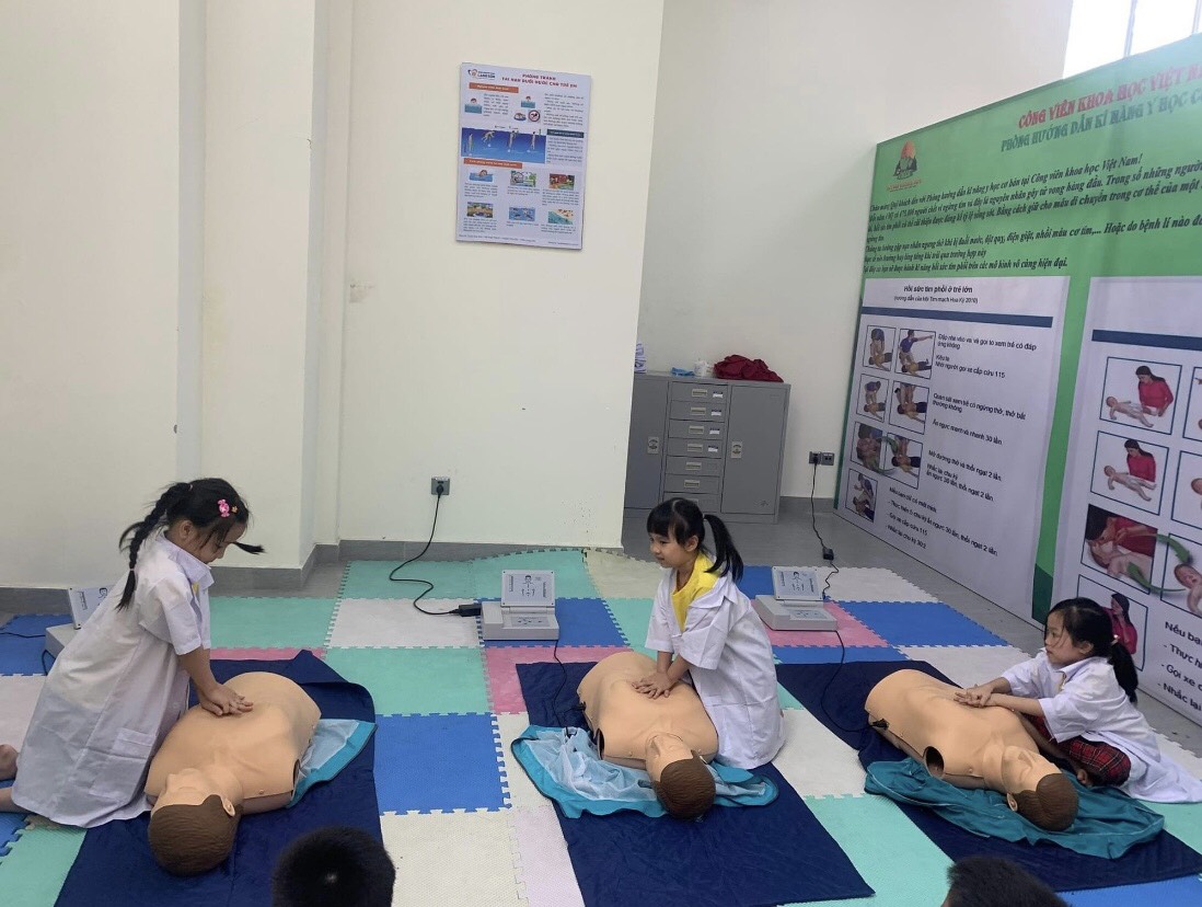 Thực hành sơ cấp cứu ban đầu sau khi bị nạn (đuối nước, ngưng tim…) Dưới sự hướng dẫn của nhân viên y tế các bạn sẽ được tự tay thực hành hô hấp nhân tạo trên các mô hình hiện đại có cảm ứng thường được sử dụng tại các bệnh viện, trường y.