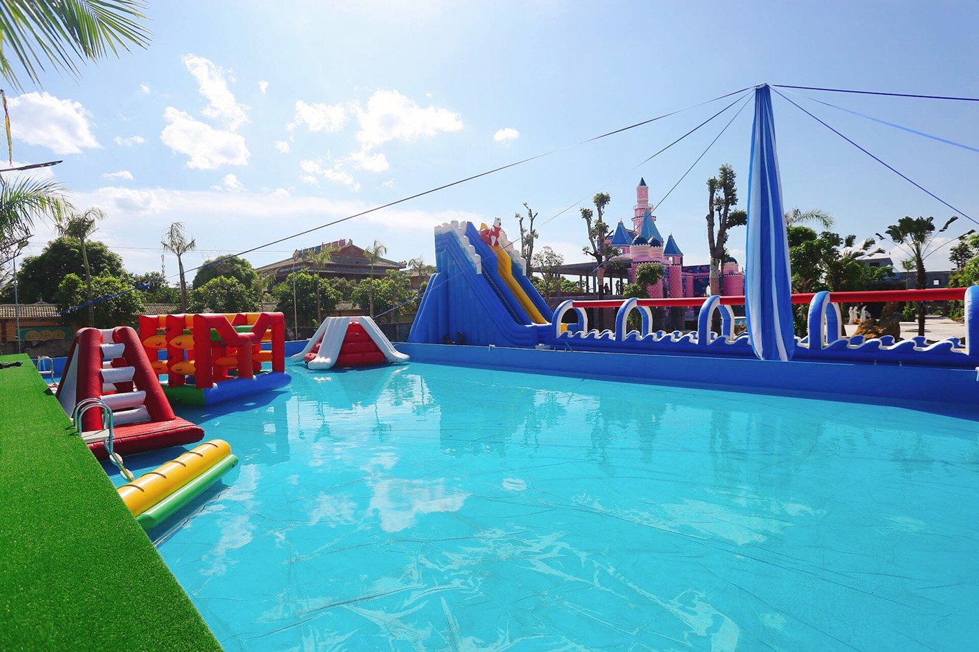 Khu vui chơi dưới nước với những đường trượt hơi.