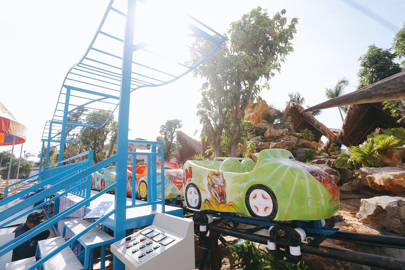 Trong khu vui chơi có những trò dành cho trẻ em và khu vực dành riêng cho các trò chơi mạo hiểm.