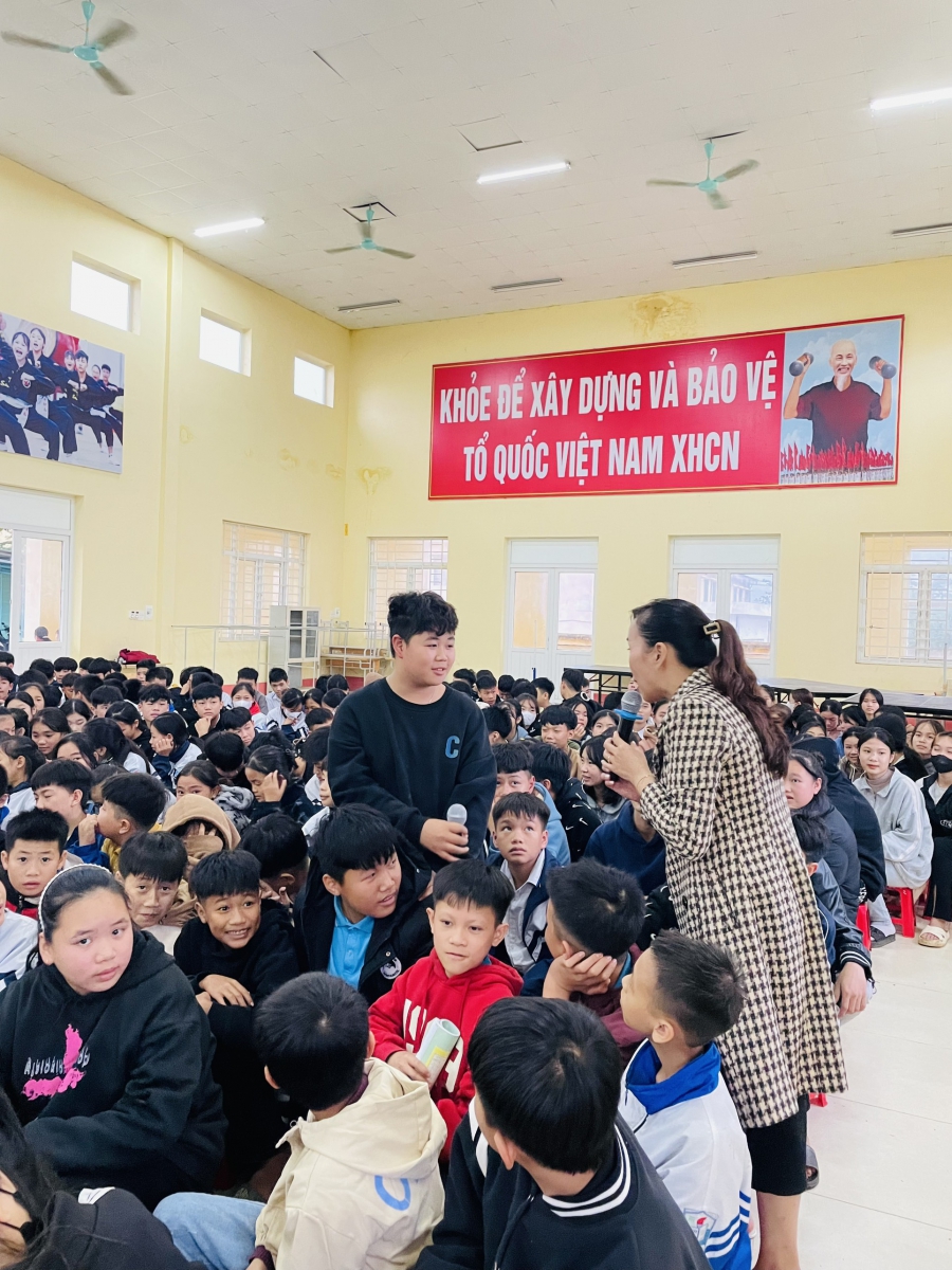 Ở trong lớp học Ứng xử trong thời gian vào và ngồi trong lớp học đảm bảo nghiêm túc tôn trọng thầy cô giáo và bạn bè cùng lớp:. Ứng xử khi cần mượn, trả đồ dùng học tập đảm bảo thái độ nghiêm túc, lời nói nhẹ nhàng và bảo quản tốt, không làm ảnh hưởng tới giờ học. Ứng xử khi trao đổi, thảo luận nội dung bài giảng đảm bảo thái độ cầu thị, tôn trọng ý kiến người khác, không gay gắt chê bai, mỉa mai ý kiến khác với ý kiến bản thân. Ứng xử trước khi kết thúc giờ học đảm bảo tôn trọng thầy, cô giáo:________________________________ TRUNG TÂM PHÁT TRIỂN TÀI NĂNG SUPERKIDS VIỆT NAM ________________________________ TRUNG TÂM PHÁT TRIỂN TÀI NĂNG SUPERKIDS VIỆT NAM________________________________ TRUNG TÂM PHÁT TRIỂN TÀI NĂNG SUPERKIDS VIỆT NAM Đơn vị tổ chức các tour du lịch trải nghiệm dành cho học sinh Mầm non, TH, THCS...Đơn vị tổ chức các chuyên đề và các chương trình teambuilding vui nhộn dành cho các nhà trường. Với đội ngũ hướng dẫn viên nhiệt tình, chu đáo, năng động. Tại các điểm du lịch nổi tiếng trên khắp cả nước. Hy vọng sẽ được phụ vụ quý thầy cô, các bậc phụ huynh và các em học sinh những chuyến đi ý nghĩa! Đ/C: Ngõ 445 Đường Hòa Bình, Phường Phương Lâm, TP Hòa Bình, Tỉnh Hòa Bình. Website: www.superkids.net.vn Liên hệ: 0837 785 666 - 0944 262 3163