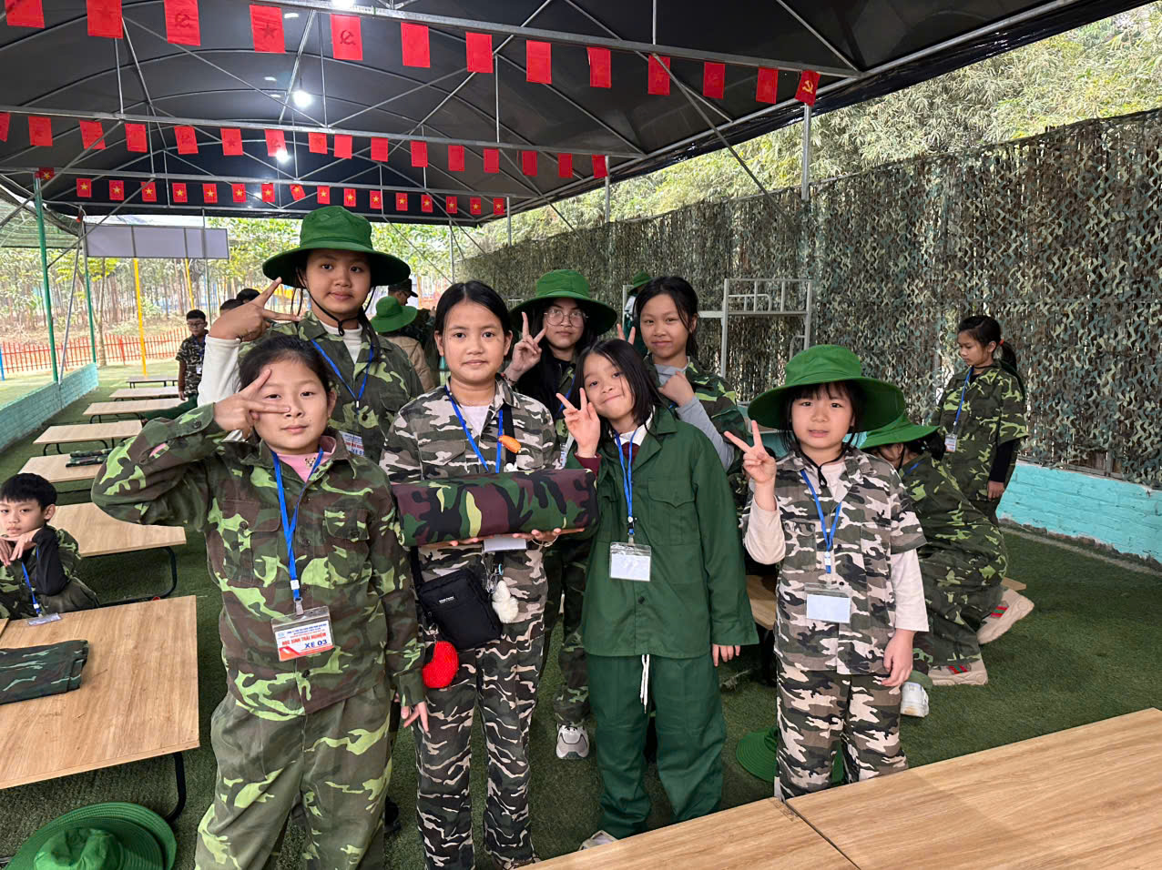 Học sinh học và thực hành “Gấp Nội vụ”