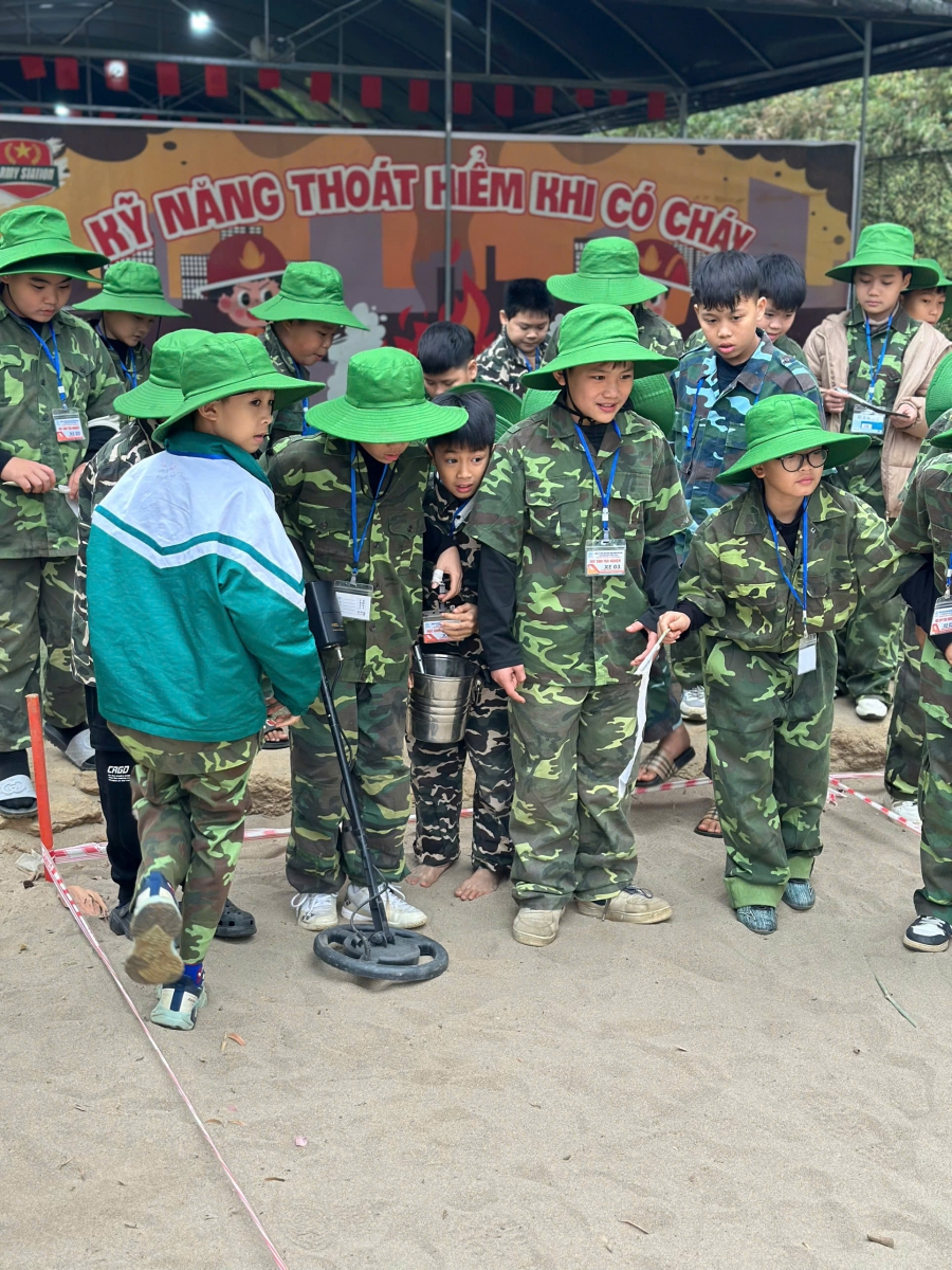 Trải nghiệm “Rà phá bom mìn” thử thách tính kiên trì của các chiến sĩ nhí.