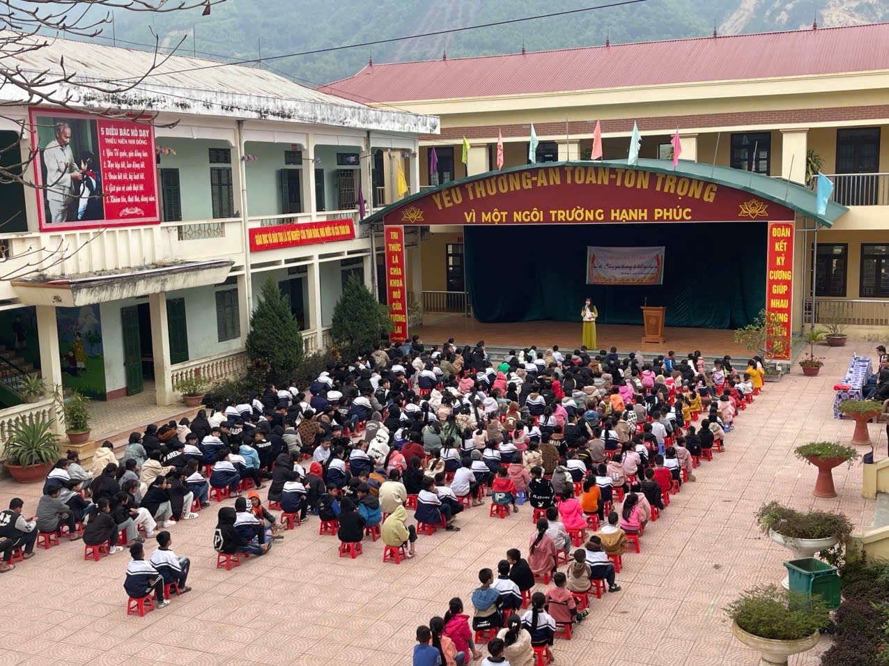 Diễn giả Thu Hà và các học sinh trường TH&THCS B Đú Sáng