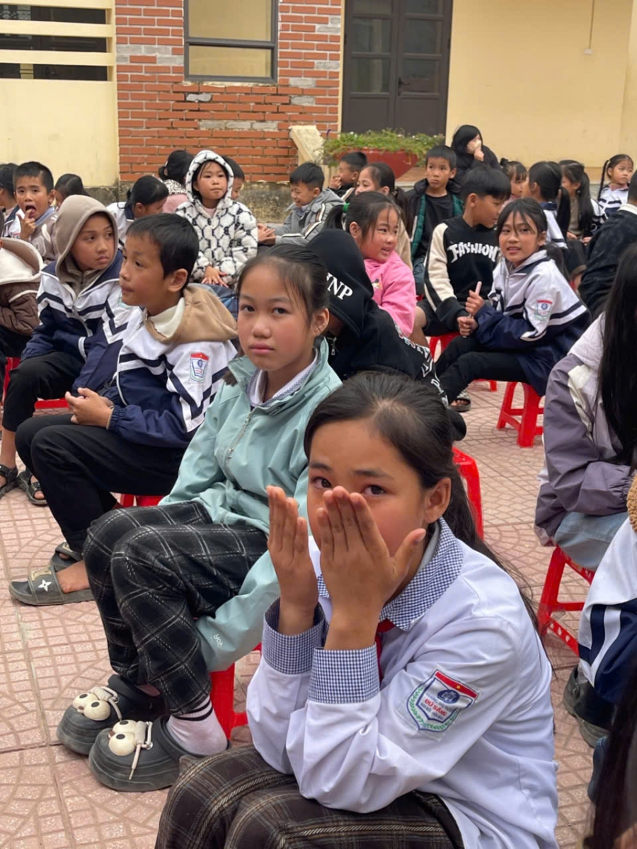 Học sinh lắng nghe những cau chuyện truyền cảm